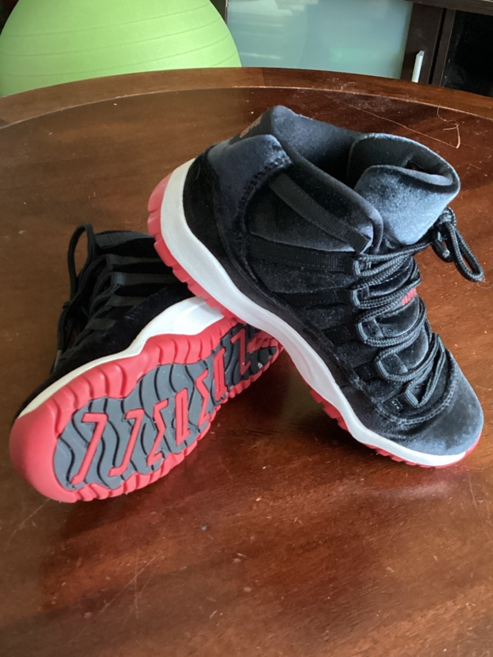 Jordan 11 Retro Bred Velvet (PS)